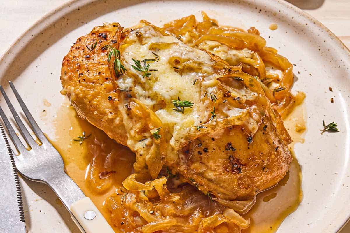 Caramelized Perfection: French Onion Chicken with Crispy Croutons